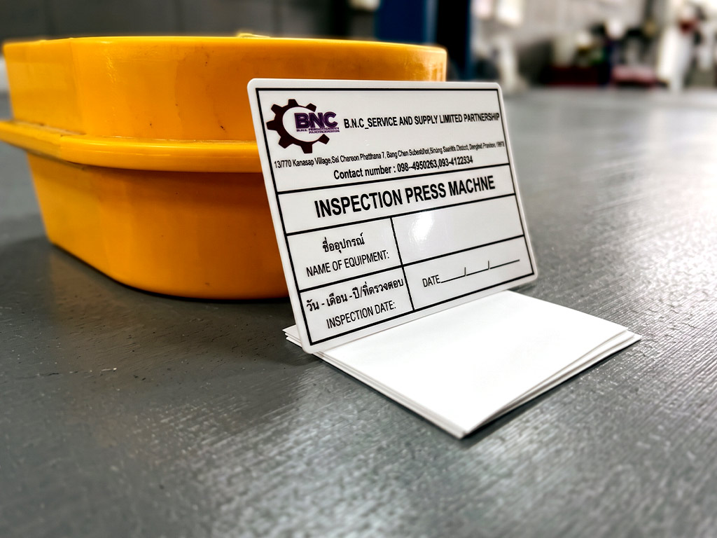 ฉลาก QC, Lot, Batch และ Traceability ป้ายตรวจเช็กเครื่องปั๊มโลหะ มุมมองระดับสายตาเฉียงพิงแท่นปฏิบัติงาน