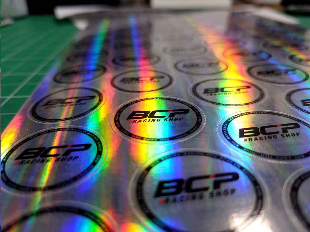 แถวสติ๊กเกอร์โฮโลแกรมกันปลอมแปลง BCP RACING SHOP ผลิตจำนวนมาก สะท้อนแถบแสงสีรุ้งสม่ำเสมอ