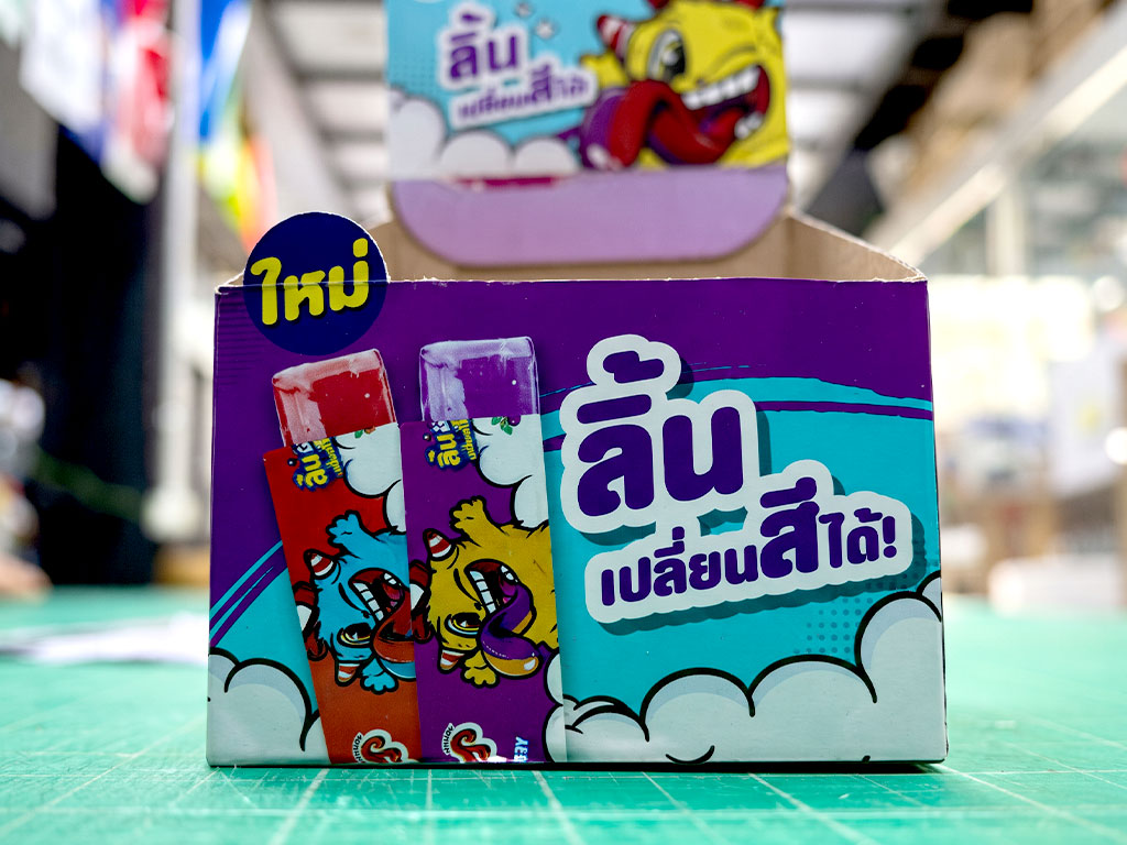 สติ๊กเกอร์ฉลาก อย. หน้ากล่องดิสเพลย์ ลายการ์ตูนลิ้นเปลี่ยนสีได้และป้ายโปรโมชันใหม่