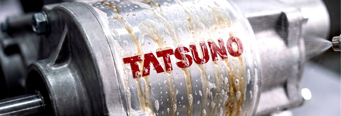 ป้ายสติ๊กเกอร์ทนความร้อนและสารเคมี TATSUNO สีแดงเงาติดแนบสนิทบนเสื้อปั๊มโลหะผิวโค้ง ทนต่อแรงขัดถูและละอองน้ำมัน