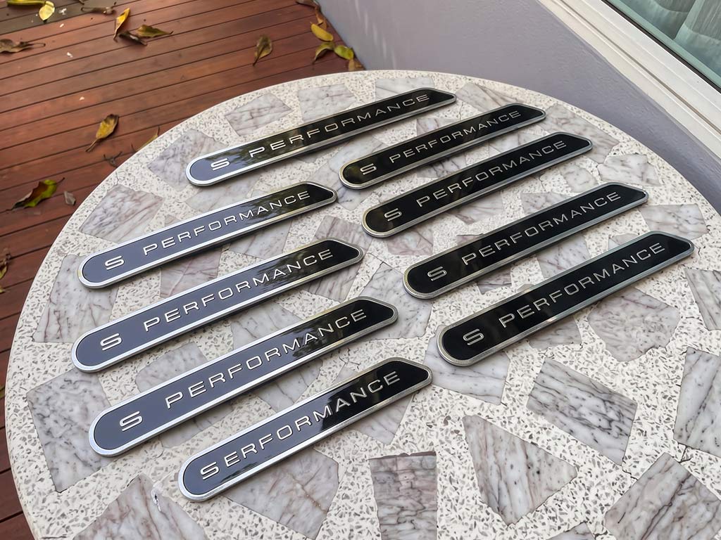 ป้ายเนมเพลทเครื่องจักร Data Plate ทรงแคปซูล ผลิตด้วย CNC ตัดขอบแม่นยำสำหรับไลน์ประกอบ