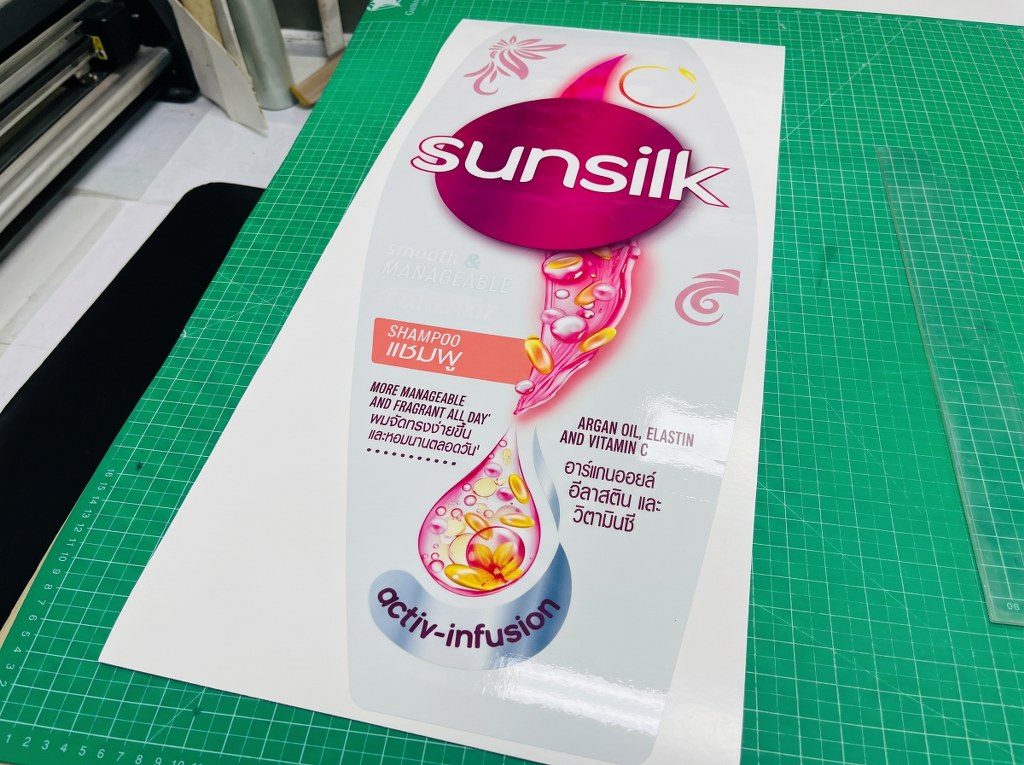 แผ่นพิมพ์ตัวอย่างฉลากแชมพู Sunsilk ไดคัทบนแผ่นรองตัด ตรวจสอบความถูกต้องของเฉดสีและความละเอียด
