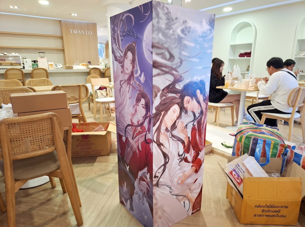 งานติดตั้งสติ๊กเกอร์หุ้มเสาโครงสร้างร้านอาหาร เคลือบลามิเนตกันรอยนิ้วมือและละอองน้ำมัน