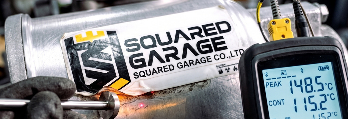 ปัญหาสติ๊กเกอร์ทนความร้อน SQUARED GARAGE ขอบย่นและหลุดลอกบนผิวโลหะมอเตอร์ทรงโค้ง จากการสะสมของอุณหภูมิต่อเนื่อง