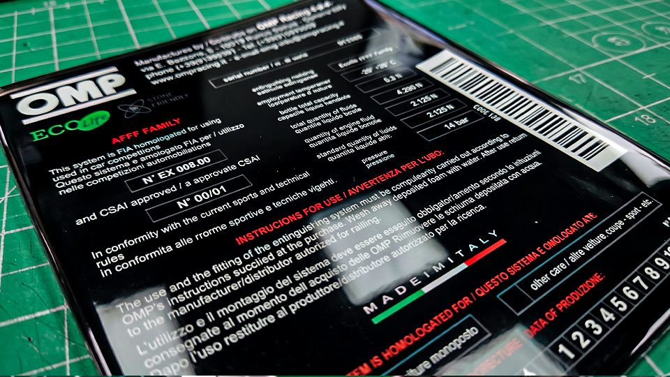 ป้ายตู้คอนโทรล เคลือบฟิล์ม Overlaminate ผิวเงาพร้อมพิมพ์บาร์โค้ด แสดงจุดสะท้อนแสงที่ต้องทดสอบมุมสแกน