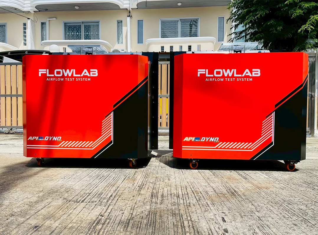 ป้ายตู้คอนโทรลพิมพ์แบรนด์ FLOWLAB สีขาวตัดแดง สำหรับตู้เครื่องจักรทดสอบระบบคู่