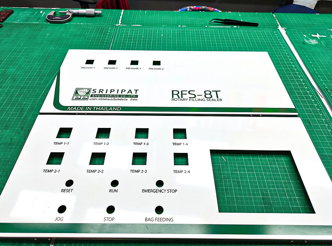 สติ๊กเกอร์ป้ายตู้คอนโทรล แผ่นกราฟิกโอเวอร์เลย์รุ่น RFS-8T พร้อมช่องเจาะสวิตช์และจอแสดงผล HMI