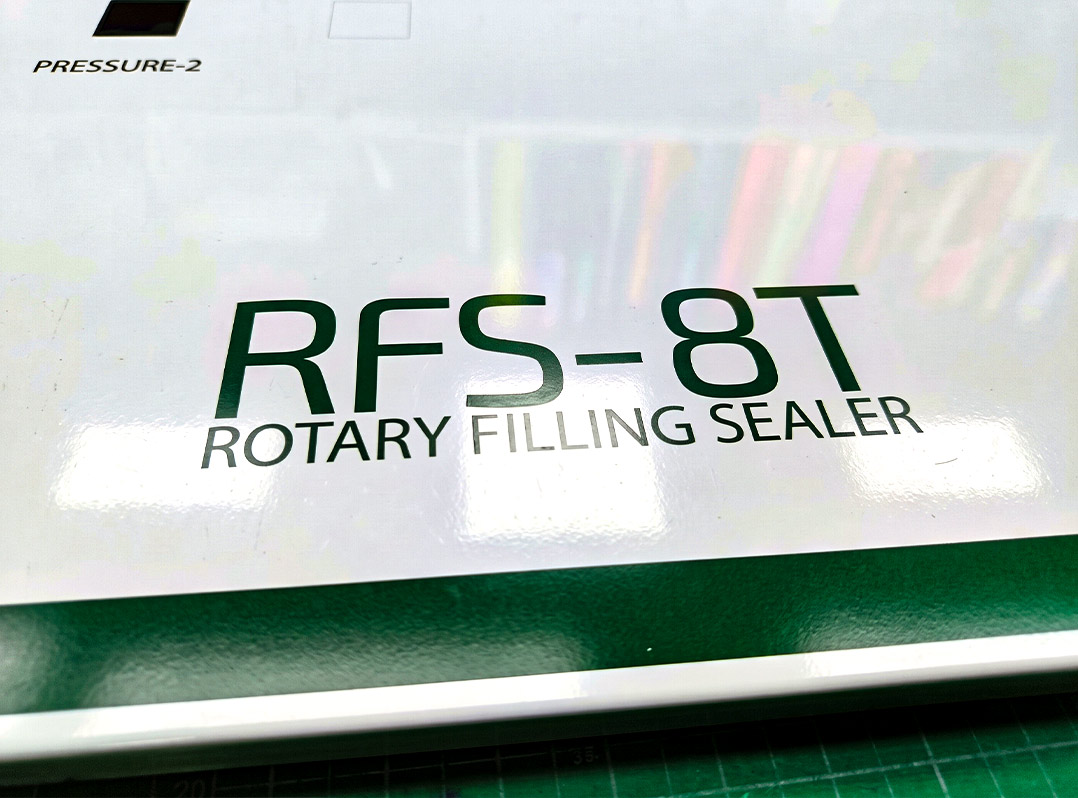 ป้ายตู้คอนโทรล พิมพ์ชื่อรุ่นเครื่องจักร RFS-8T Rotary Filling Sealer ลายเส้นคมชัดสะท้อนแสงไฟ
