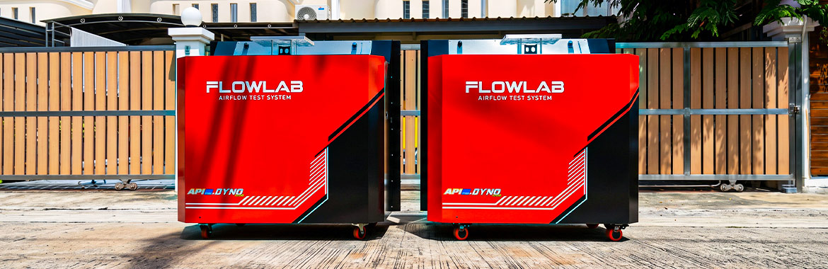 ป้ายตู้คอนโทรลและกราฟิกชื่อรุ่น Flowlab Airflow Test System บนตู้เครื่องจักรผิวพ่นสี