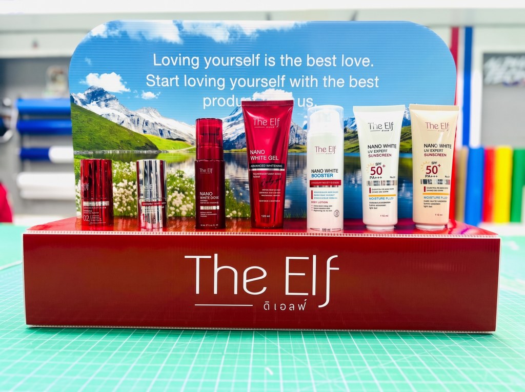 ป้ายดิสเพลย์เครื่องสำอาง The Elf ติดตั้งฉลากชื่อสินค้า สเปก SPF50+ และข้อมูลปริมาตรชัดเจน