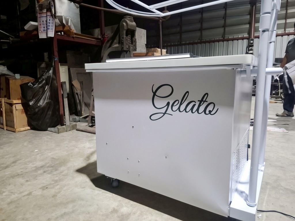 รับทำสติ๊กเกอร์กาวเหนียวพิเศษไดคัทตัวหนังสือติดผิว Powder Coat ตู้แช่สีขาว ขอบไม่เผยอ
