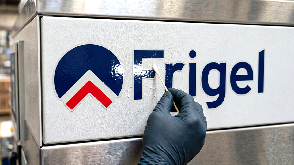 การทดสอบสติ๊กเกอร์ทนความร้อน Frigel บนผิวสีพ่นเครื่องจักรจริง ด้วยการใช้คอตตอนบัดเช็ดสารเคมีจำลองการล้างทำความสะอาดหน้างาน