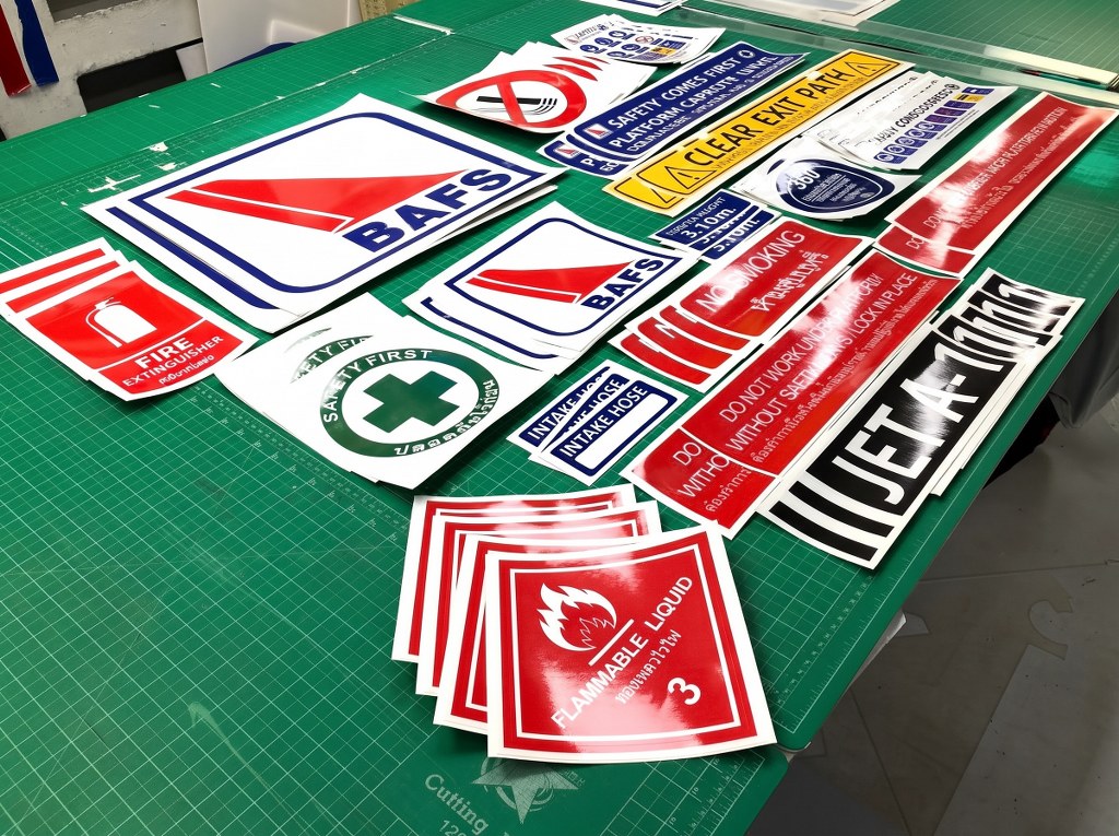 สติ๊กเกอร์ติดถังสารเคมี ป้ายเตือนอันตรายวัตถุไวไฟ Flammable Liquid 3 และป้ายสะท้อนแสงทางหนีไฟ