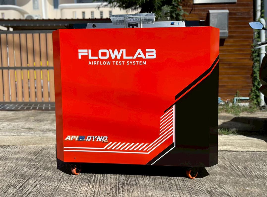 ป้ายตู้คอนโทรล Flowlab Airflow Test System ระนาบหน้าตรง สกรีนคมชัดบนพื้นสีแดง