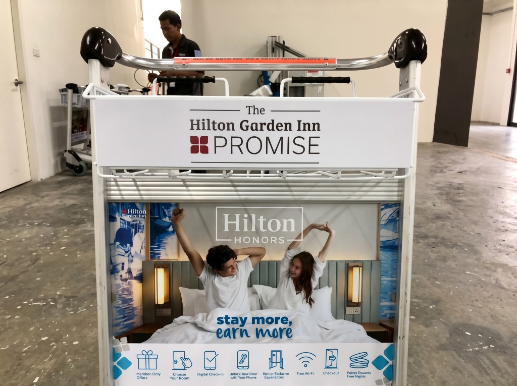 สติ๊กเกอร์ Outdoor แผงหน้าเต็มบาน Hilton Honors บนรถเข็นสัมภาระในพื้นที่ประกอบงาน
