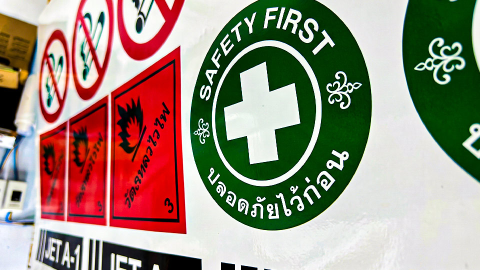 สติ๊กเกอร์ฉลาก GHS ทนสารเคมีระบบกาวเหนียวพิเศษสำหรับติดถัง HDPE และป้ายสัญลักษณ์ความปลอดภัย