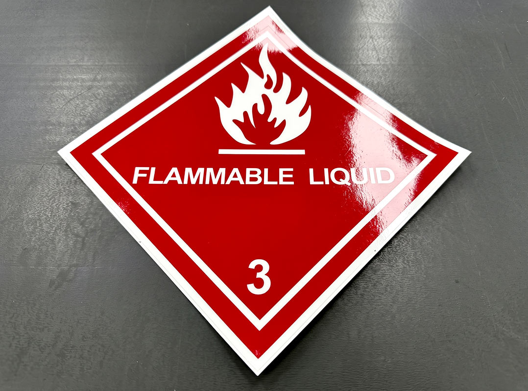 สติ๊กเกอร์ฉลาก GHS FLAMMABLE LIQUID Class 3 สัญลักษณ์เปลวไฟสีขาวบนพื้นแดงเคลือบเงา