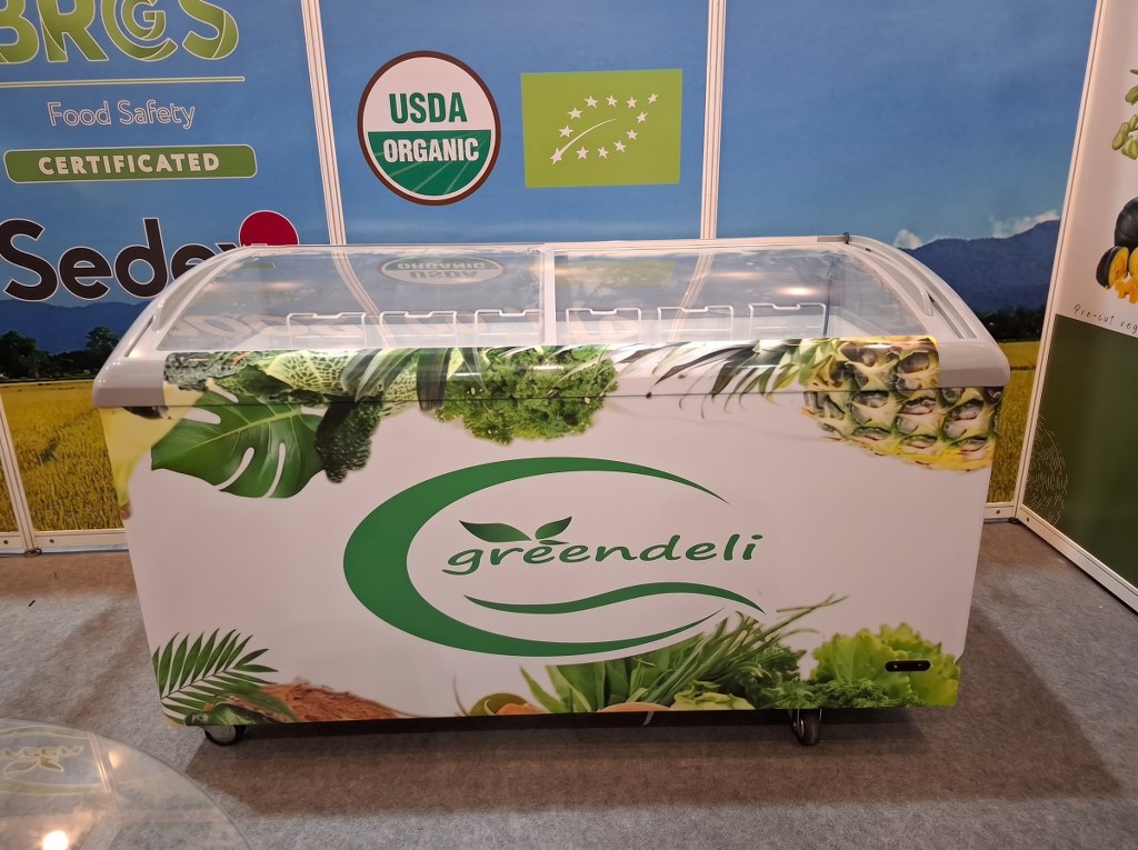 สติ๊กเกอร์ติดหน้าตู้แช่ฝากระจกโค้ง Greendeli โลโก้สีเขียวคมชัด ล้อมรอบด้วยภาพผักผลไม้สด