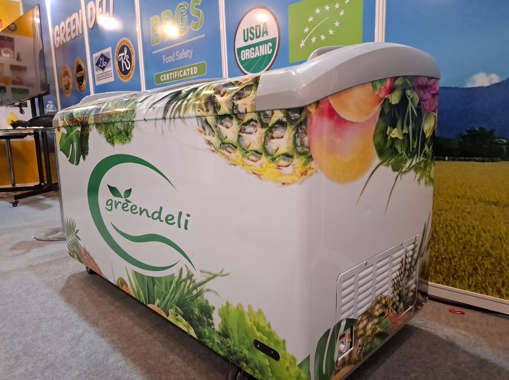 สติ๊กเกอร์กาวเหนียวพิเศษติดรอบตู้แช่ Greendeli ภาพผลไม้และผักออร์แกนิก ลายเส้นคมชัดในงานแสดงสินค้า