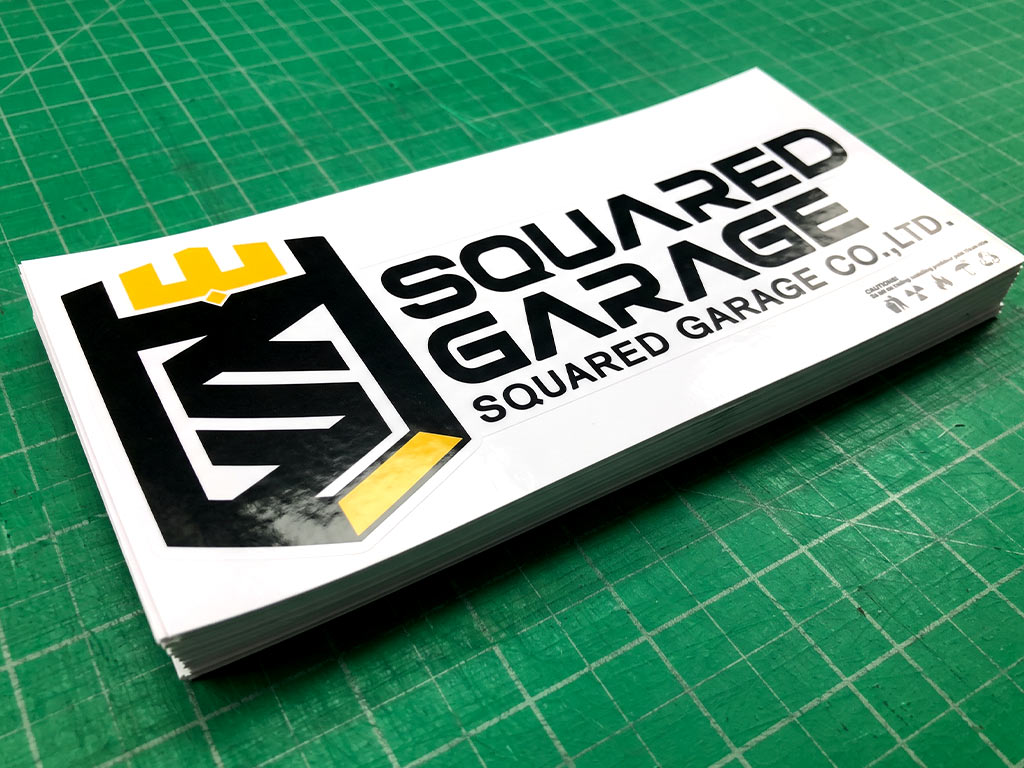 ปึกสติ๊กเกอร์ทนความร้อนสำหรับตกแต่งยานยนต์ SQUARED GARAGE ขอบขาวตัดเนียนบนโต๊ะตัดเขียว