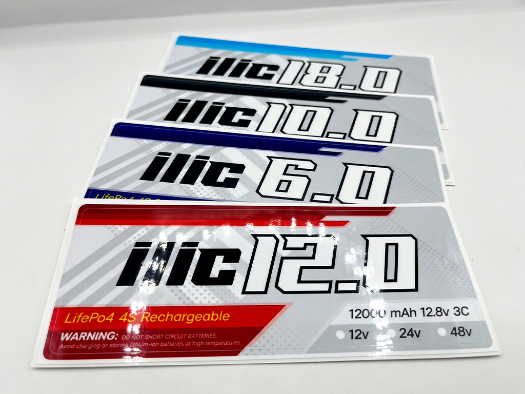 ชุดสติ๊กเกอร์ทนความร้อนแยกโค้ดสีตามรุ่นแบตเตอรี่ ilic 18.0 10.0 6.0 12.0 LifePo4 วางเรียงบนโต๊ะ
