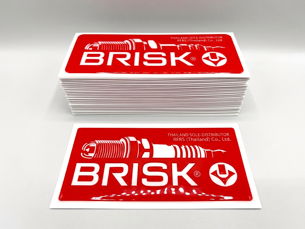 ชุดสติ๊กเกอร์ทนความร้อน BRISK วางซ้อนเป็นตั้ง แสดงความพร้อมในการผลิตและส่งมอบล็อตใหญ่