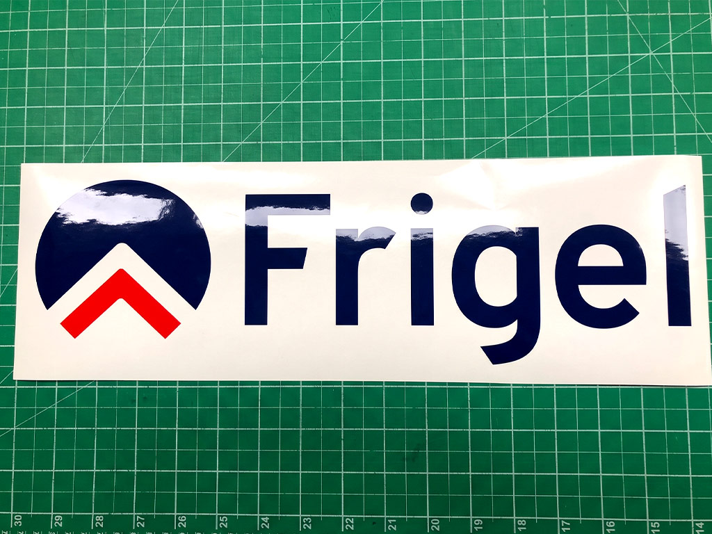 สติ๊กเกอร์ทนความร้อนทรงสี่เหลี่ยมผืนผ้า โลโก้ Frigel สัดส่วนและระยะตัดขอบตรงตาม CI แบรนด์