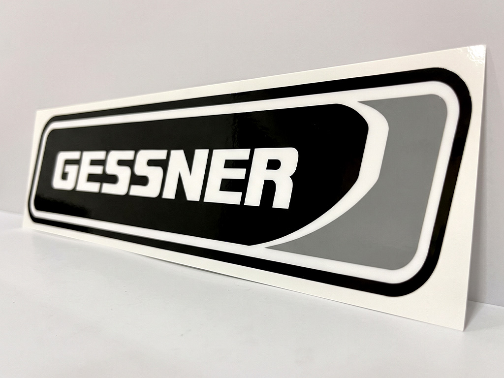 สติ๊กเกอร์ทนความร้อนแบรนด์ GESSNER แถบสี่เหลี่ยมผืนผ้าสีดำตัดเทา ตัวอักษรสีขาวสไตล์สปอร์ต