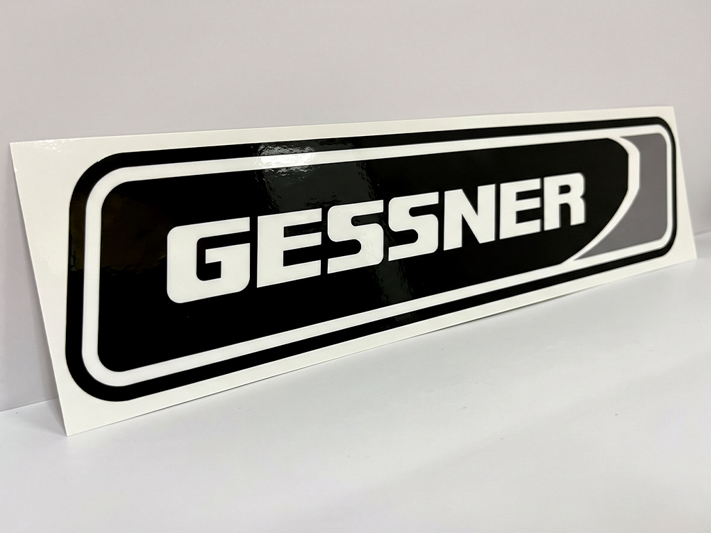 สติ๊กเกอร์ทนความร้อน GESSNER มุมมองกว้าง แสดงความยาวและแสงสะท้อนบนผิวเคลือบเงา
