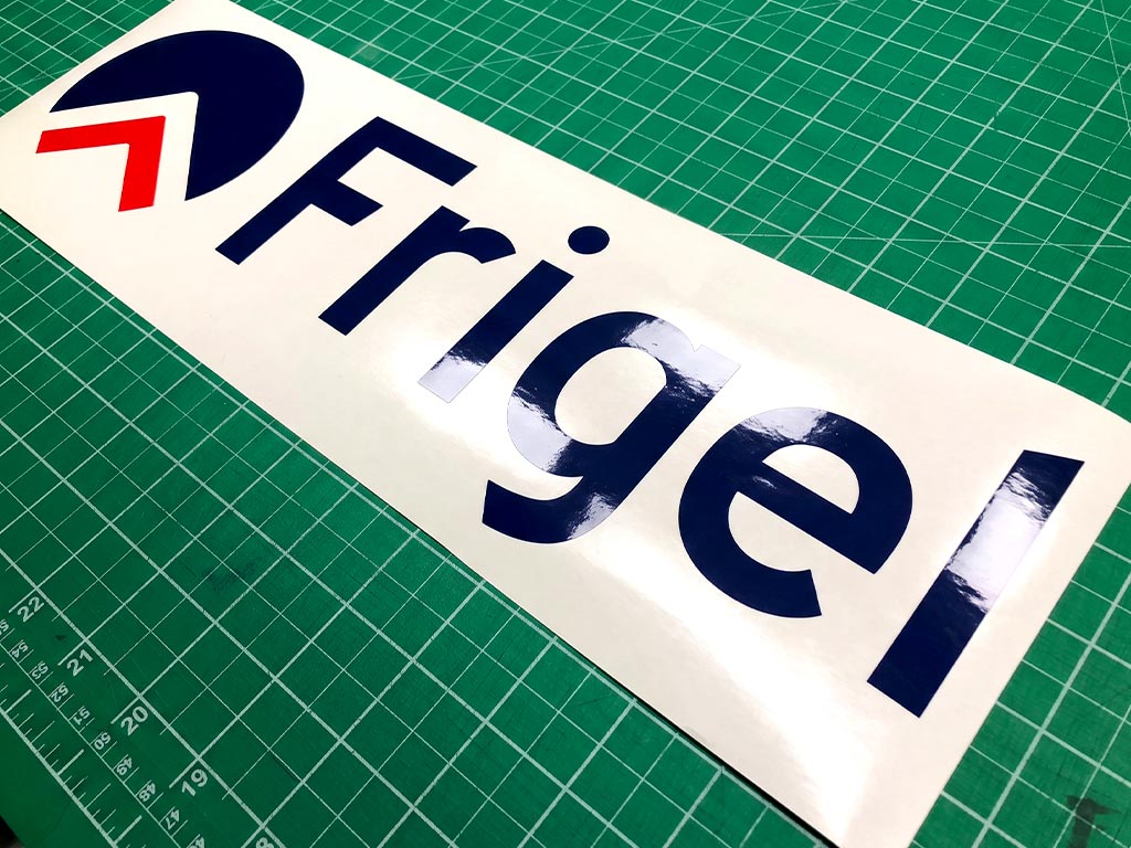 สติ๊กเกอร์ทนความร้อนเคลือบฟิล์มใสเงาสะท้อนแสง โลโก้ Frigel มองเห็นคมชัดทุกมุมตกกระทบ