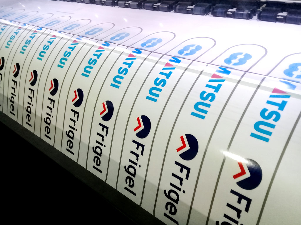 เครื่องพิมพ์สติ๊กเกอร์ทนความร้อนระบบม้วนอุตสาหกรรม พิมพ์โลโก้ MATSUI และ Frigel ต่อเนื่องคมชัด