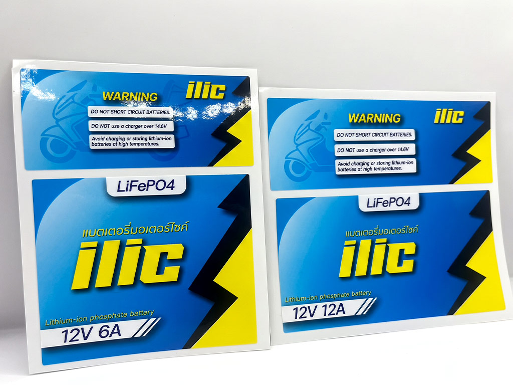 ชุดสติ๊กเกอร์ทนความร้อนแบตเตอรี่มอเตอร์ไซค์ ilic LiFePO4 รุ่น 12V 6A และ 12V 12A บนแผ่นรองหลังสีขาว