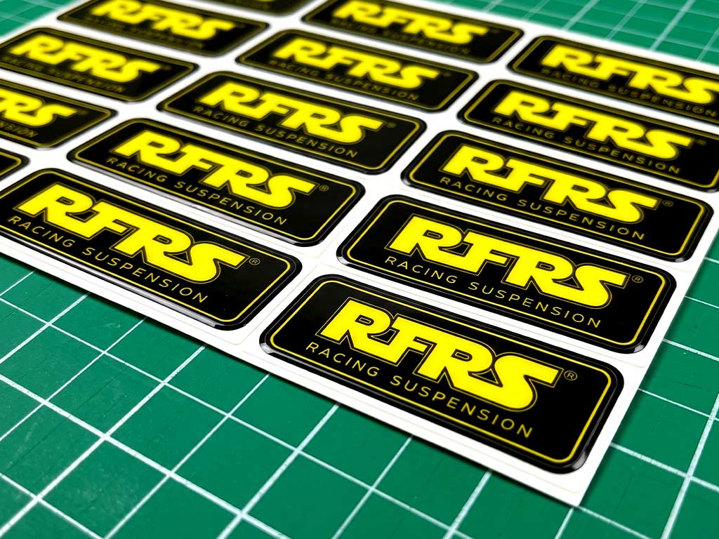 ชุดสติ๊กเกอร์ทนความร้อน RFRS เรียงแถวล็อตการผลิตบนแผ่นรองตัด สะท้อนความเงางามสม่ำเสมอ