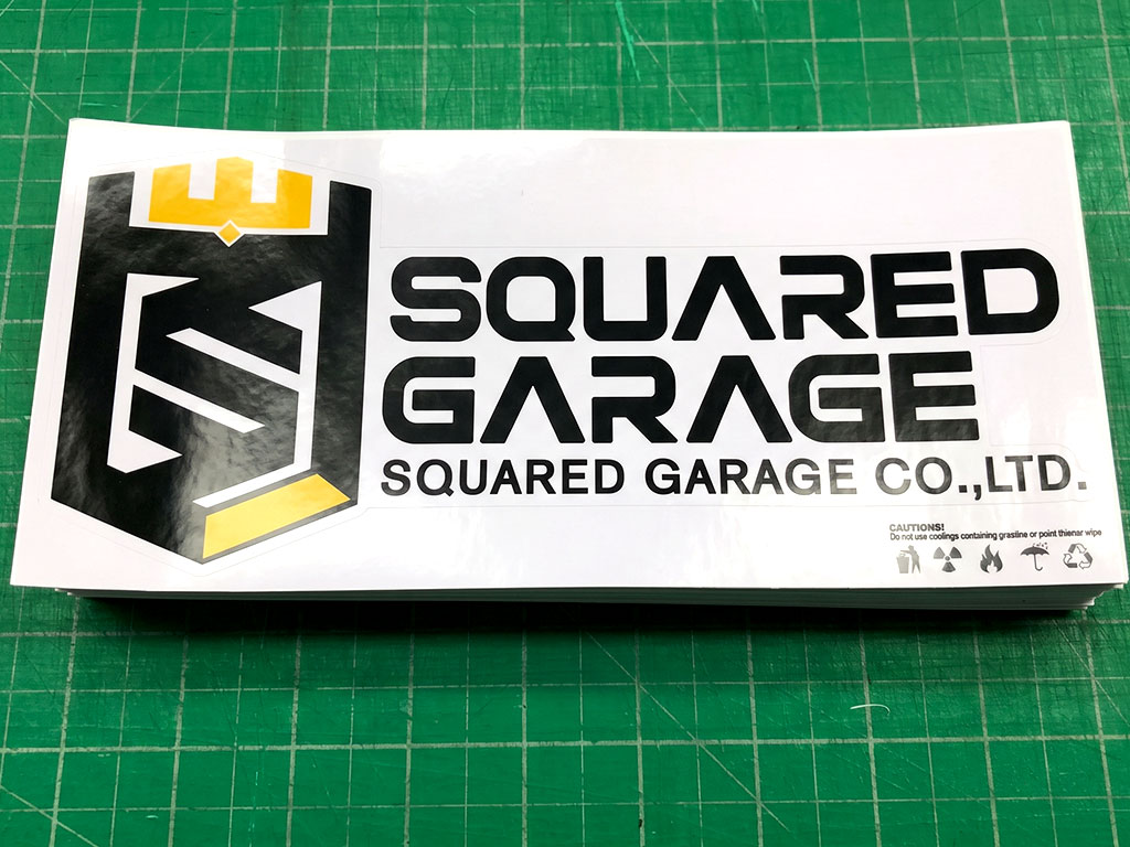 สติ๊กเกอร์ทนความร้อน SQUARED GARAGE โลโก้โล่สีเหลืองดำ พร้อมไอคอนเตือนความปลอดภัย
