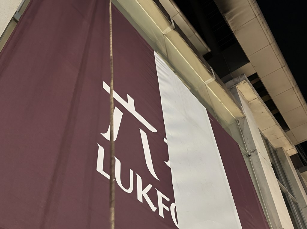 รับทำสติ๊กเกอร์ติดภายนอก ทนแดด ทนฝน งานหุ้มอาคาร Lukfook งานกลางแจ้ง ความชื้นสูง หรือสภาวะหนักที่ต้องประเมิน UV และอายุใช้งาน