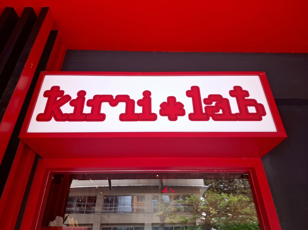 รับทำสติ๊กเกอร์ติดภายนอก ทนแดด ทนฝน ป้ายไฟหน้าอาคาร Kimi Lab สติกเกอร์สำหรับงานกลางแจ้งและสภาวะหนัก