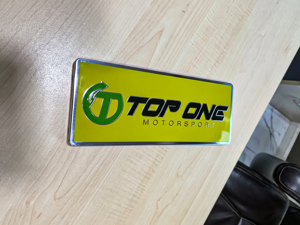 ป้ายเนมเพลทเครื่องจักร Data Plate สีเหลือง TOP ONE MOTORSPORT พิมพ์ UV หมึกทนทาน ไม่ลอกล่อน