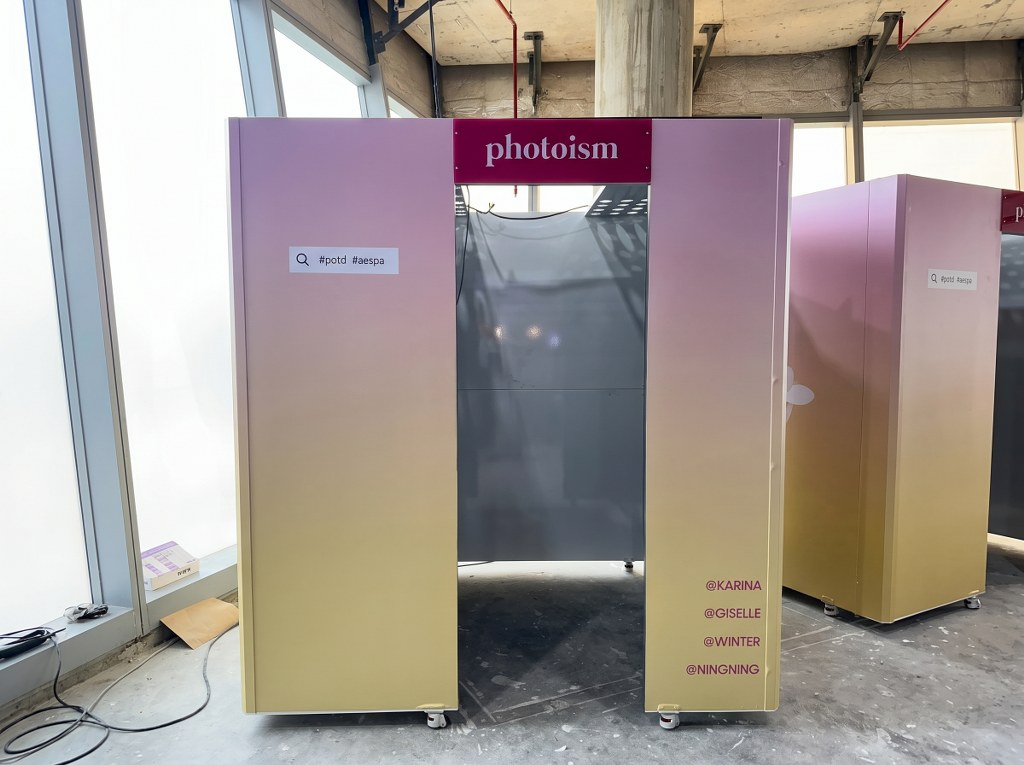 รับทำสติ๊กเกอร์ติดภายนอก ทนแดด ทนฝน ตู้ Photoism งานกลางแจ้งทน UV ทนความชื้น อายุใช้งานยาว