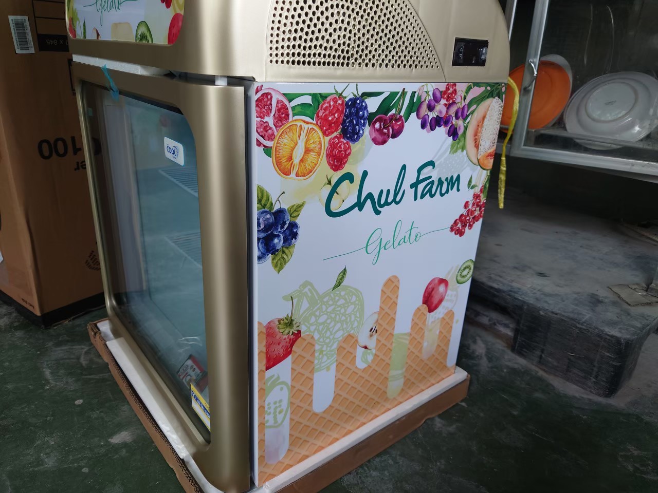 รับทำสติ๊กเกอร์กาวเหนียวพิเศษติดผิว Powder Coat สีทอง ตู้แช่ Chul Farm Gelato ทนต่อการควบแน่นและรอยขูดขีด