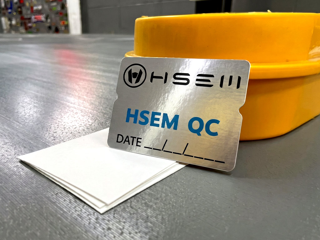 ฉลาก QC, Lot, Batch และ Traceability สติ๊กเกอร์ฟอยล์เงิน HSEM QC ไดคัทรอยบากเว้าด้านข้างสำหรับเข้ามุมชิ้นส่วน