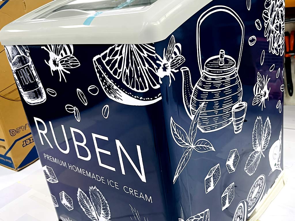 สติ๊กเกอร์ Wrap ตู้แช่ไอศกรีมพิมพ์ลายกราฟิกสีขาวน้ำเงินสะดุดตา