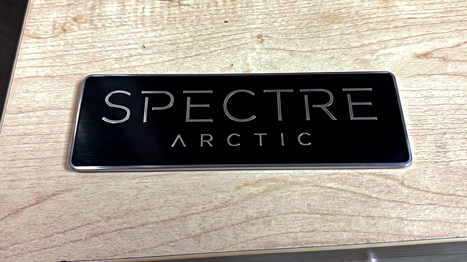 ป้ายเนมเพลทเครื่องจักร Data Plate แผ่นแข็งขอบโลหะ SPECTRE ARCTIC ผ่านการประเมิน 12 เช็กลิสต์บริบทหน้างาน