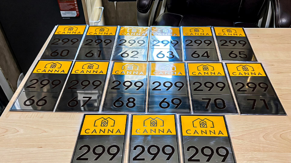 ป้ายเนมเพลทเครื่องจักร Data Plate รันนัมเบอร์ ซีรีส์ CANNA 299 ผ่านการควบคุม 5 ขั้นตอนวิศวกรรม