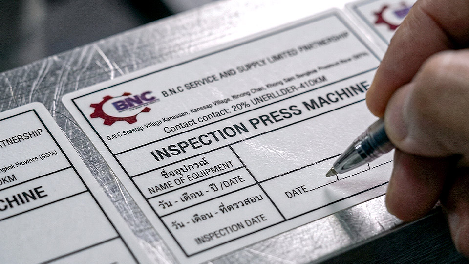 ฉลาก QC, Lot, Batch และ Traceability ป้าย INSPECTION PRESS MACHINE เขียนบันทึกวันที่ตรวจสอบหน้างานด้วยปากกา