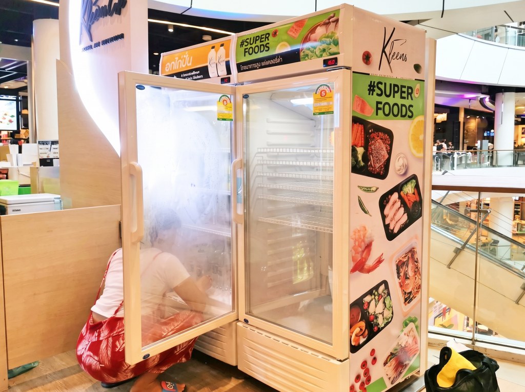 สติ๊กเกอร์หุ้มข้างตู้แช่ Kleens แคมเปญ Super Foods ภาพกล่องอาหารคลีนสีสันสดใส ชัดเจนระดับโฟโต้