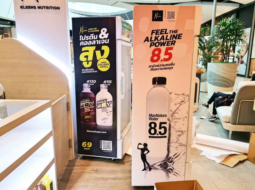 สติ๊กเกอร์โปรโมทข้างตู้แช่เวย์โปรตีน Kleens และป้ายสแตนด์น้ำดื่มอัลคาไลน์ MannNature สีสันสะดุดตา