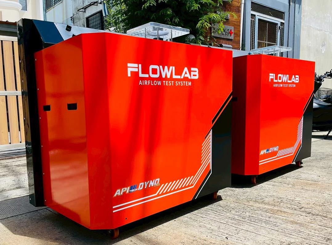 ป้ายตู้คอนโทรลมุมมองสามมิติบนตู้เครื่องจักร Flowlab แสดงความคมชัดของลายเส้นกราฟิก