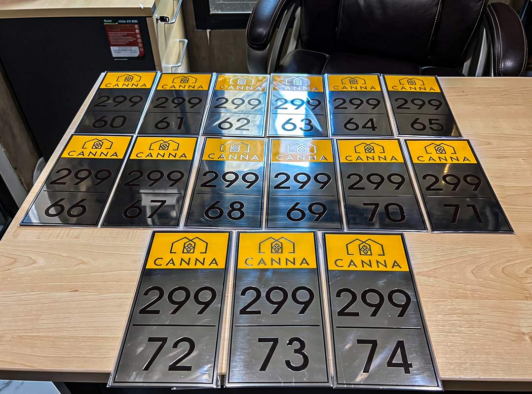 ป้ายเนมเพลทเครื่องจักร Data Plate รันหมายเลข CANNA ซีรีส์ 299 แถบสีส้มทอง สวยงามเป็นระเบียบ