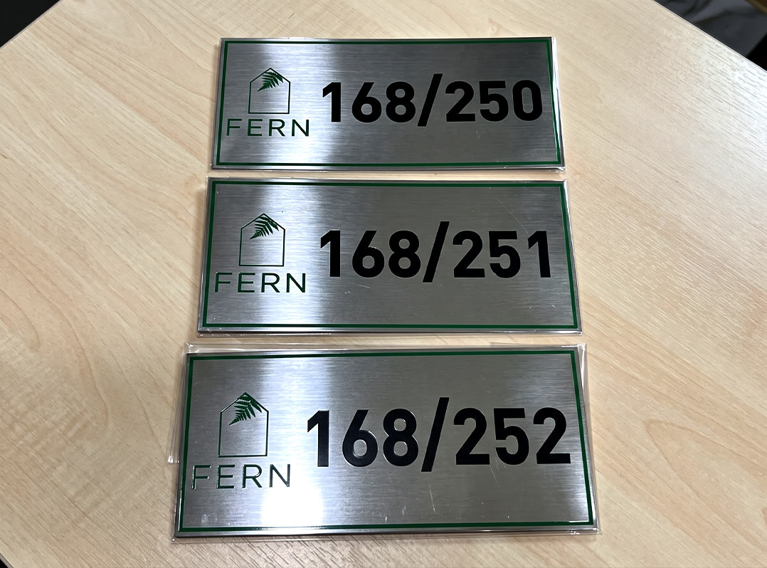ป้ายเนมเพลทเครื่องจักร Data Plate สเตนเลสแฮร์ไลน์ผิวด้าน โลโก้ FERN กรอบเขียว ตัวเลขอ่านง่าย