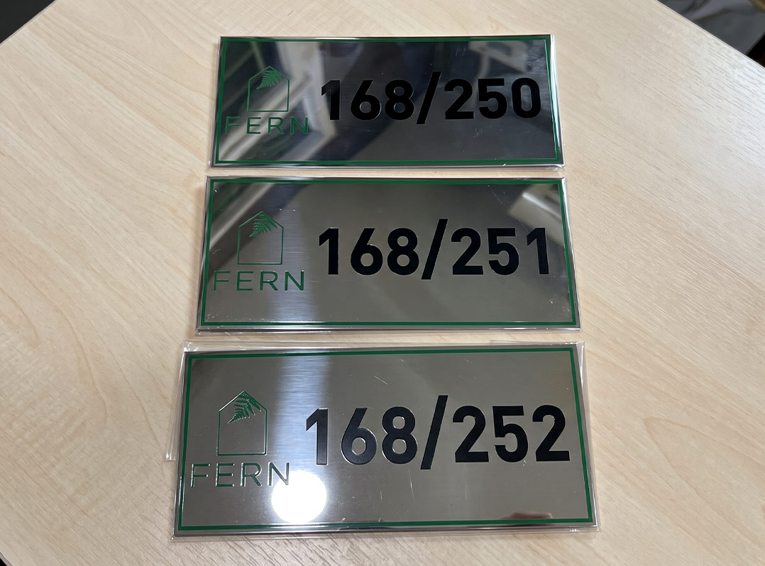 ป้ายเนมเพลทเครื่องจักร Data Plate สเตนเลสเงากระจก โลโก้ FERN กรอบเขียว รันนัมเบอร์ 168 ซ้อน 3 ชิ้น